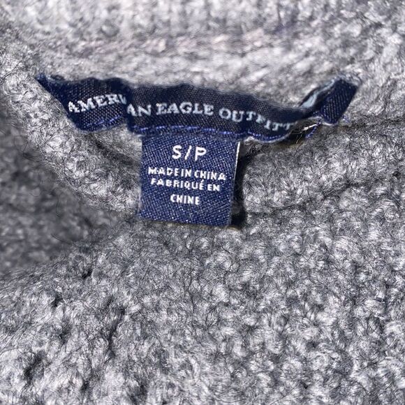 ✨ AEO Grey Thick Diamond Pattern Cable Knit Sweater✨ - Picture 3 of 5